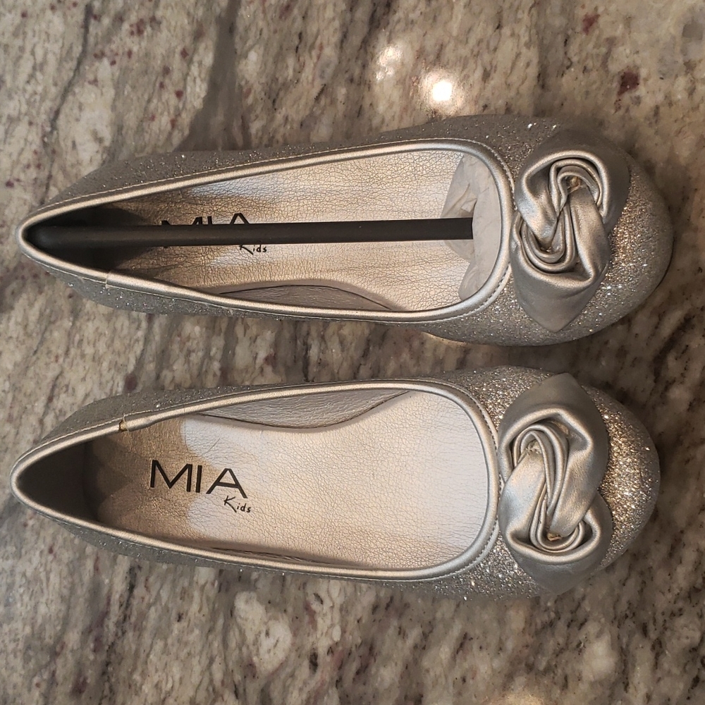 NWOT MIA Kids SILVER SPARKLE SHOE
